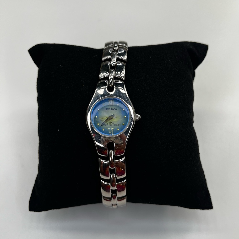 Ladies Armitron‎ Silver Tone Blue Iridescent Link Bracelet Watch New Battery